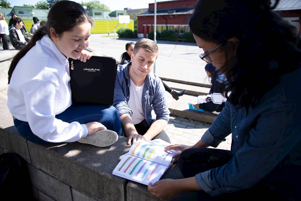 Högskolestudenter byter bana och blir lärare genom Läxhjälpen