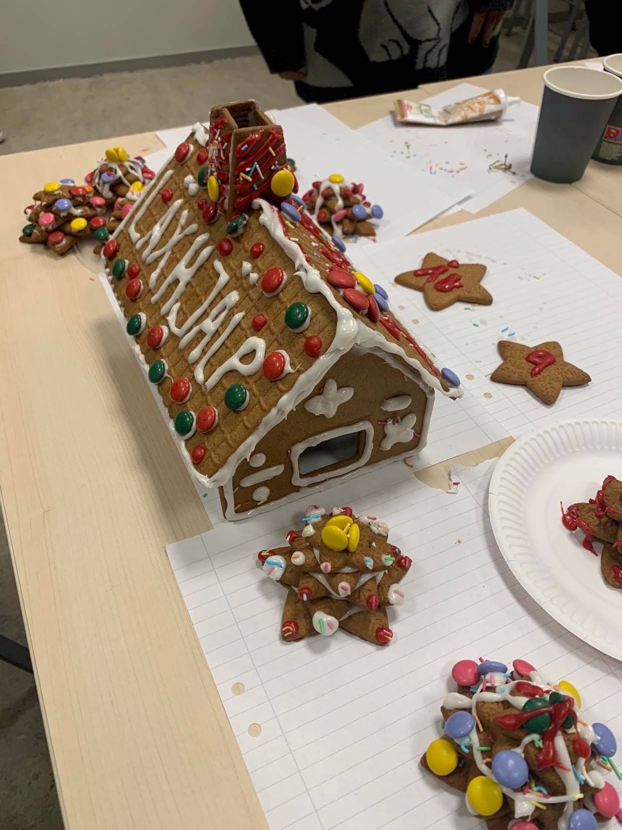 11. St: Olofskolan (Sundsvall). Bilden föreställer ett pepparkakshus där taket är beklätt med röda, gröna, vita och gula non-stopchoklad, på takets ena sida står där "Läxhjälp" skrivet i vit glasyr. Skorstenen på taket är beklätt med röd glasyr och enstaka non-stop choklad. Kanterna, såväl som fönstren, på huset är beklätt i vit glasyr. På kantbyggen är symbolerna för division, addition, subtraktion och multiplikation skrivet i vit glasyr. 

Framför och bakom huset finns där julgranar gjorda av pepparkakor, beklädda av nonstop-choklad och glasyr. 