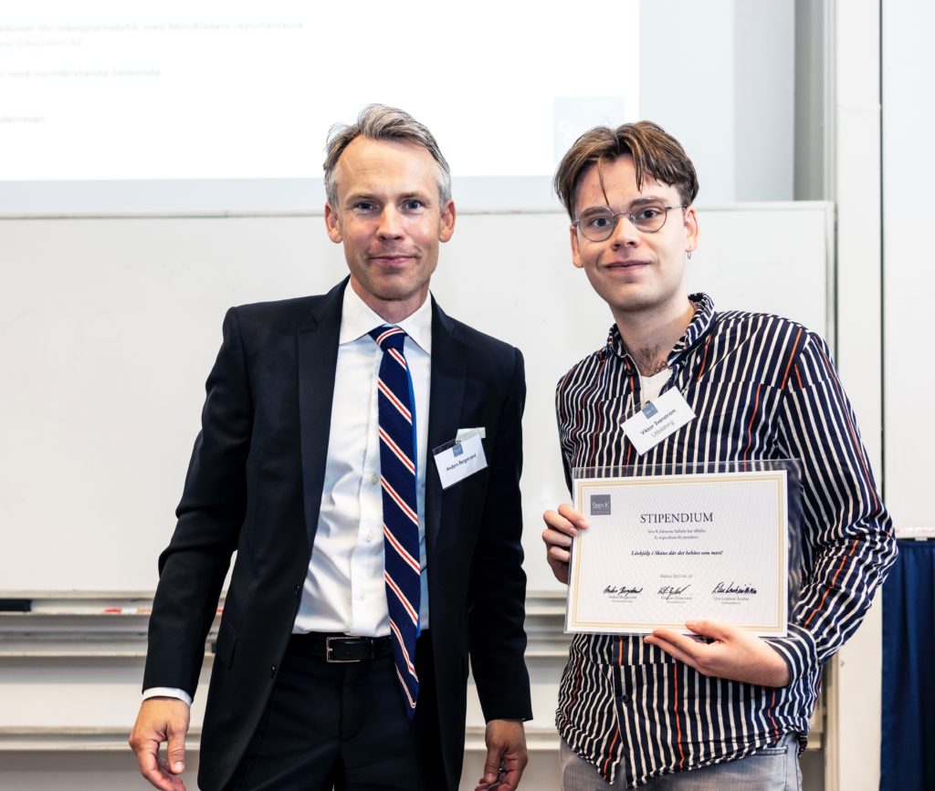 Foto på Anders Bergstrand och Viktor Svanström som håller i ett diplom
