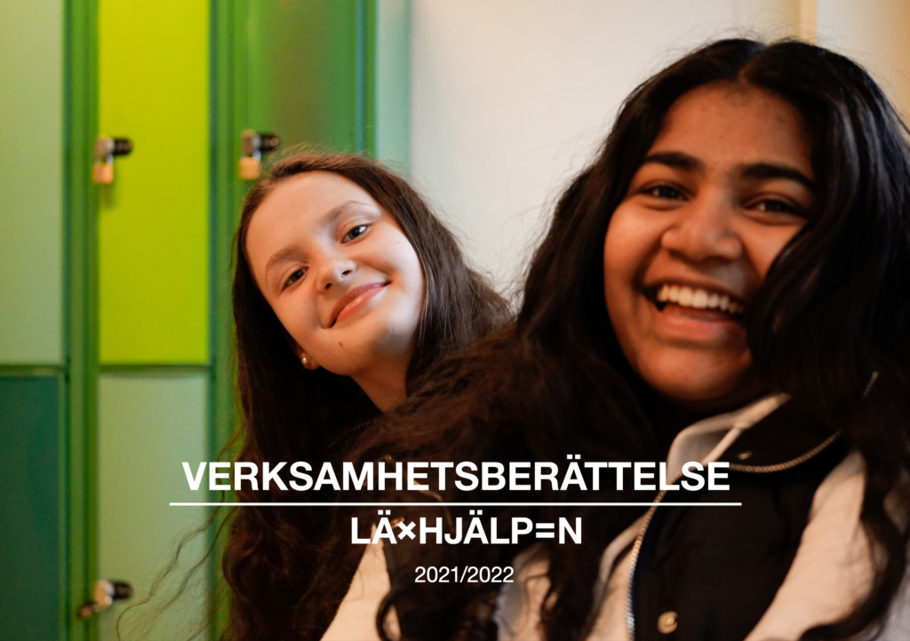 Två elever sitter bredvid varandra tittar in i kameran och skrattar. I bakgrunden syns gröna skåp med hänglås på i skolmiljö. På bilden står det i text "Verksamhetsberättelse Läxhjälpen 2021/2022"