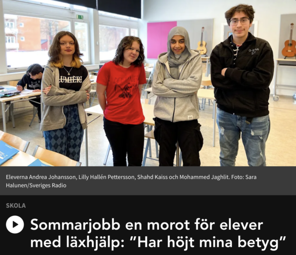 Skärmavbild av inslag på P4 Västernorrlands sida. I bild syns fyra elever i ett klassrum på St Olofsskolan och rubriken lyder "Sommarjobb en morot för elever med läxhjälp: 'Har höjt mina betyg'"
