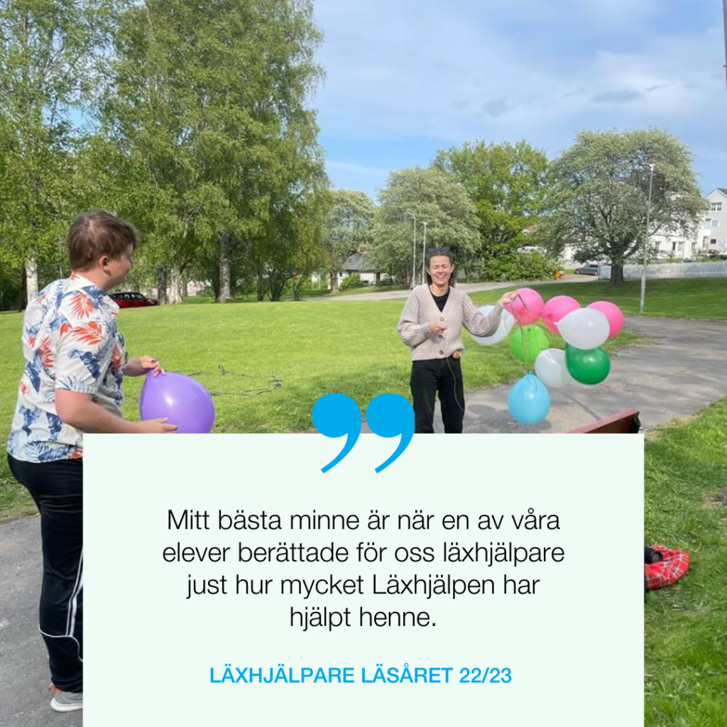 Foto med läxhjälparna i grön parkmiljö som håller i färgglada ballonger och skrattar. I bilden syns ett citat med texten "Mitt bästa minne är när en av våra elever berättade för oss läxhjälpare just hur mycket Läxhjälpen har hjälpt henne."