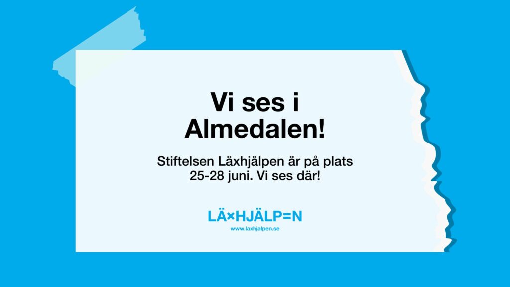 Blå bakgrund med Läxhjälpens med animerad papperslapp som är riven på ena sidan och tejpad på andra. På lappen står det "Vi ses i Almedalen! Stiftelsen Läxhjälpen är på plats 25-28 juni. Vi ses där!"