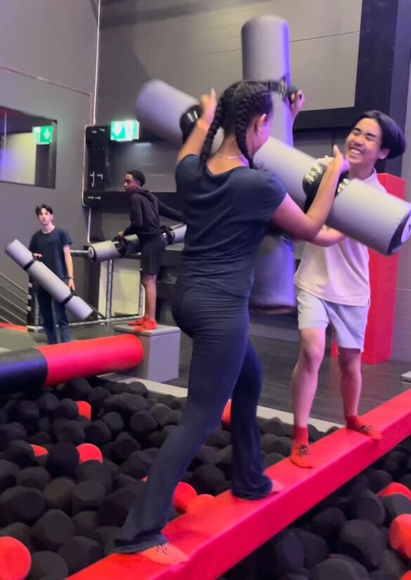 Två elever brottas med mjuka pinnar på äventyrssportcentret Jumpyard i Sundsvall