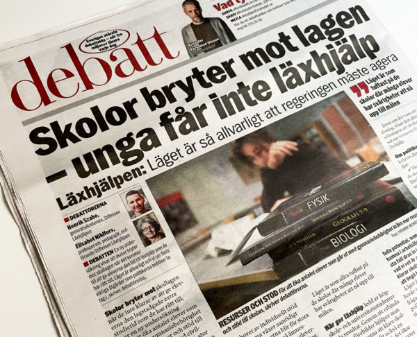 En tidning ligger på ett bord