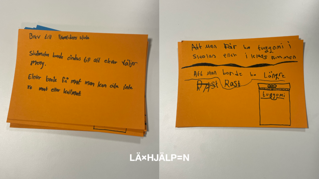 En hög med orange lappar med handskrivna texter från elever. Citaten lyder:
Brev till framtidens skola. Skolmaten borde ändras till att elever väljer meny. Elever borde få mat man kan äta, inte rå mat eller kallmat.
Att man får ha tuggummi i skolan eller i klassrummen. Att man borde ha längre rast.