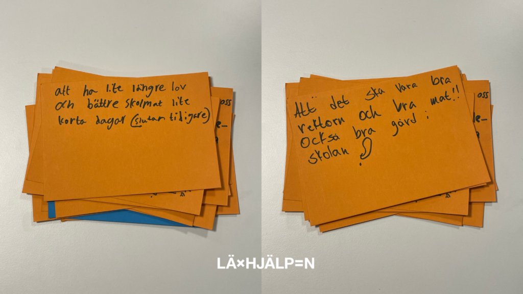 Hög med orange lappar. citaten på lapparna lyder: 
att ha lite längre lov och bättre skolmat, lite kortare dagar (slutar tidigare)
Att det ska vara bra rektorn och bra mat!! Också bra gård i skolan