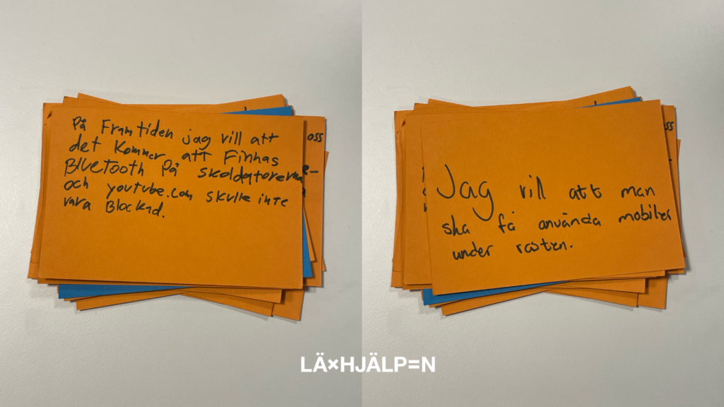Hög med orange lappar. citaten på lapparna lyder: På framtiden jag vill att det kommer att finnas Bluetooth på skoldatorerna och youtube.com skulle inte vara blockad.
Jag vill att man ska få använda mobiler under rasten.