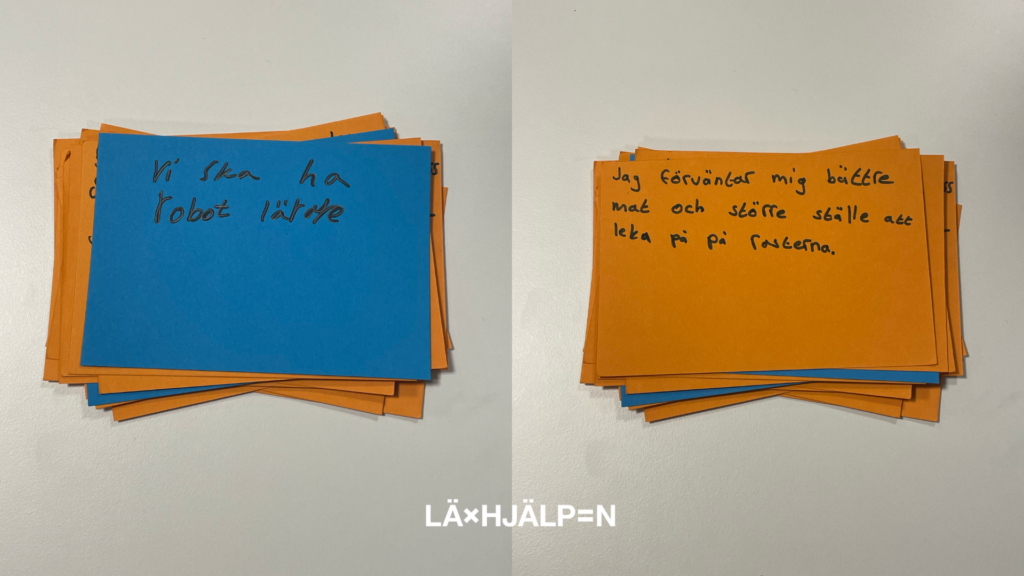 Hög med lappar. citaten på lapparna lyder: Vi ska ha robot lärare.
Jag förväntar mig bättre mat och större ställe att leka på på rasterna.